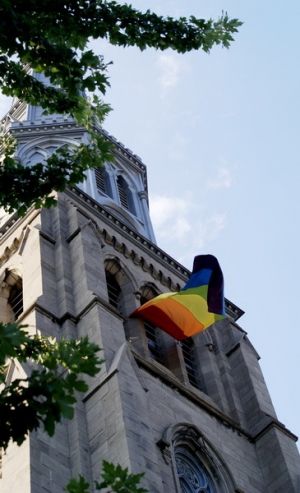 le clocher de Saint-Pierre-Apôtre avec un Rainbow Flag