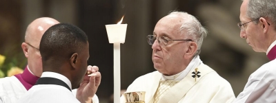 Le pape François donne la communion à John Ogah, 31 ans, le 31 mars au Vatican