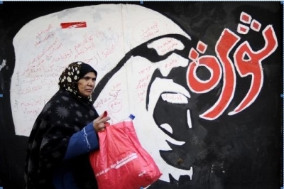 La fresque représente une femme voilée qui crie Thawra : "Révolution"